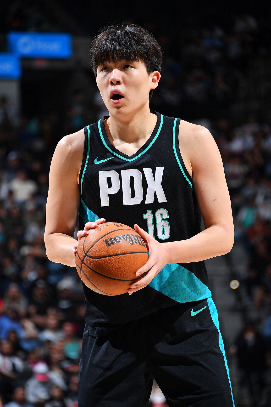 媒体人：杨瀚森的3分球至今投得并不好 球队目前没机会给他去低位